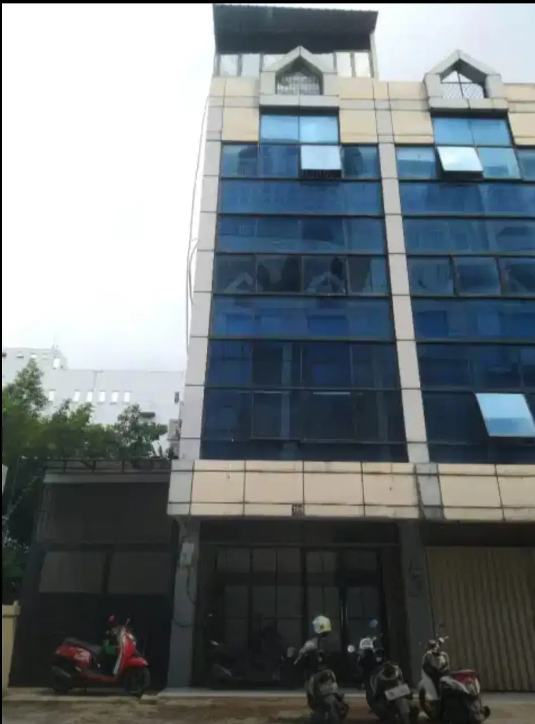 Foto Properti Dijual Ruko Siap Pakai Baru Renov Total Ada Lift Barang Area Kebon Jeruk Jakarta Barat