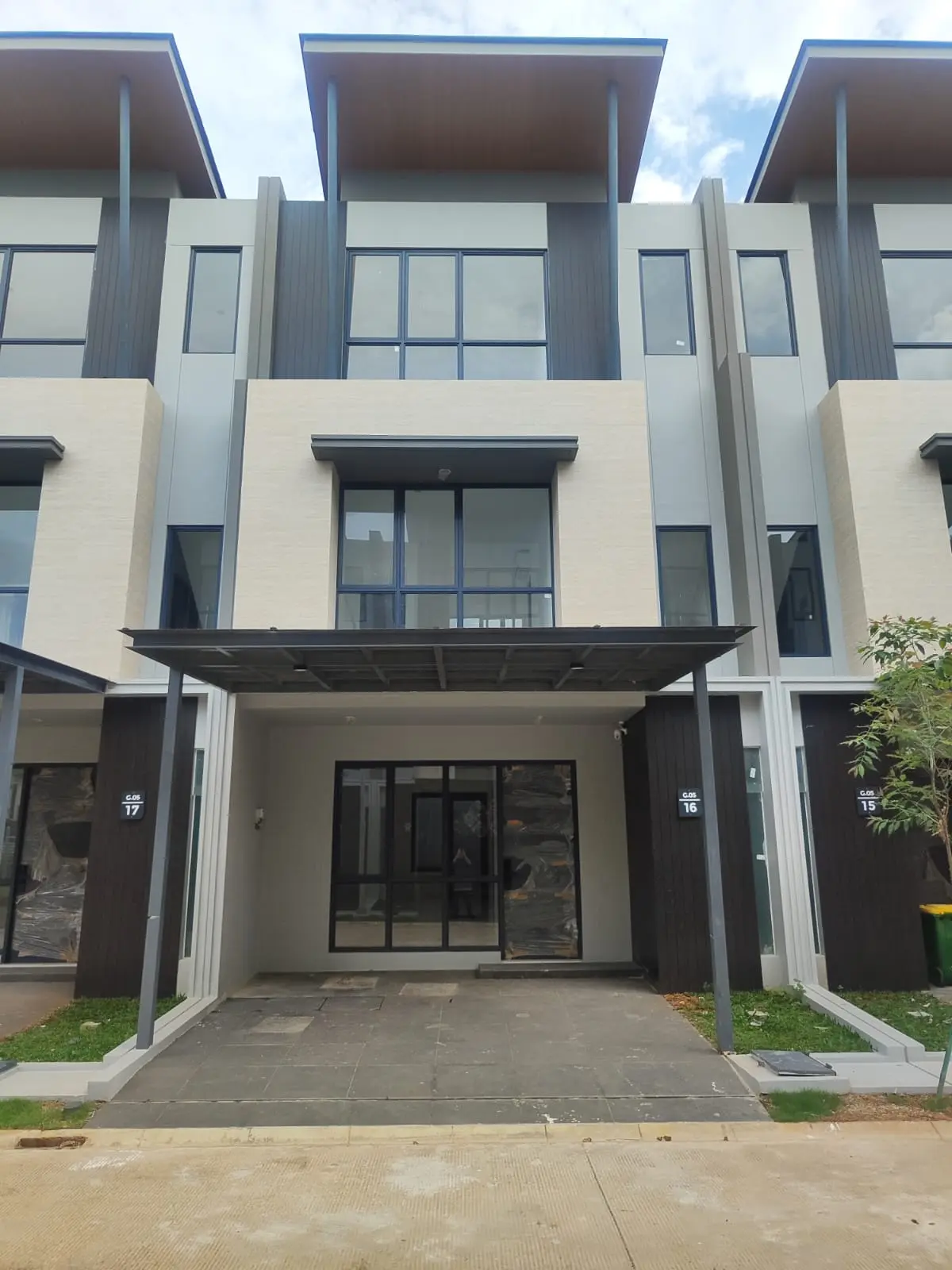 Foto Properti Dijual Rumah Baru 3 Lantai Siap Huni  Lavia living Type Gracia Di Citra 8 Cengkareng Jakarta Barat