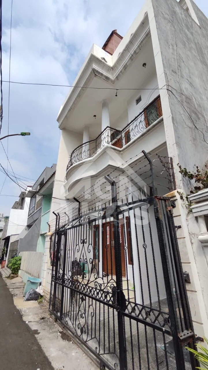 Foto Properti Di Jual Rumah 3 Lantai Bebas Banjir Siap Huni di Jalan Tanjung Duren Utara 8 Jakarta Barat